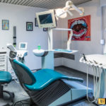Zahnarztstuhl mit Monitor