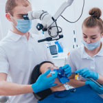 Zahnbehandlung mit Mikroskop und Kofferdam