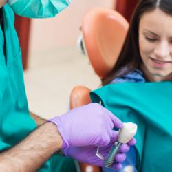 Zahnarzt berät zu Zahnimplantaten
