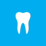 Zahn auf hellblauem Hintergrund