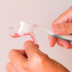 Reinigung einer losen Zahnspange mit einer Zahnbürste