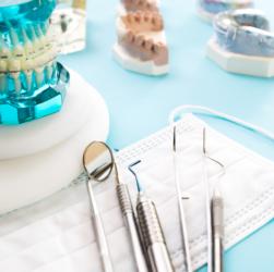 Behandlungsinstrumente liegen neben Zahnspangenmodellen