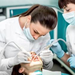 Zahnfleischtaschen-Reinigung beim Zahnarzt