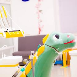 Dinosaurier als Behandlungsstuhl beim Zahnarzt
