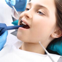 Mädchen beim Zahnarzt Behandlung
