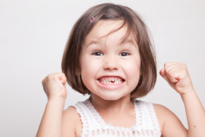 Kleines Mädchen freut sich auf die Zahnputzschule