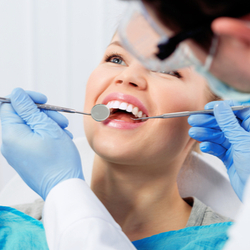 Glückliche Patientin auf dem Zahnarztstuhl