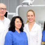 Team aus vier Personen, ein Zahnarzt, eine Zahnärztin und zwei Helferinnen